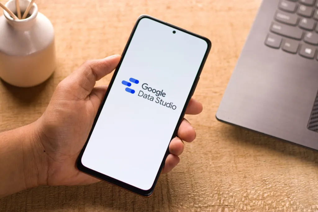 Google Data Studio aberto em um celular.