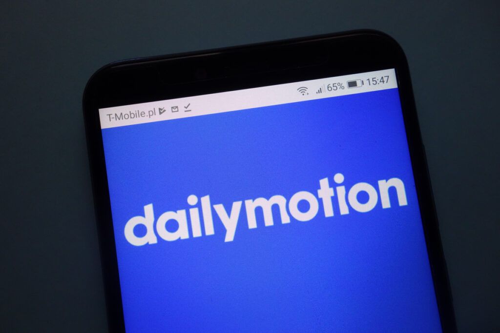 celular aberto na plataforma do dailymotion, principal concorrente do Youtube