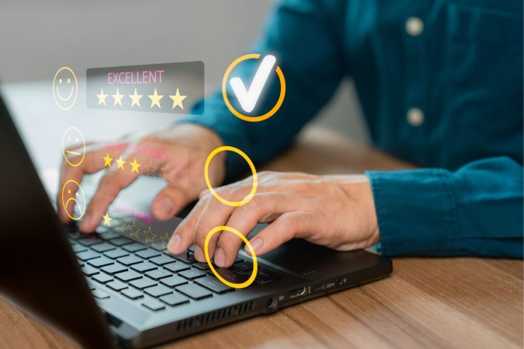 Homem preenchendo um formulário de satisfação no notebook.