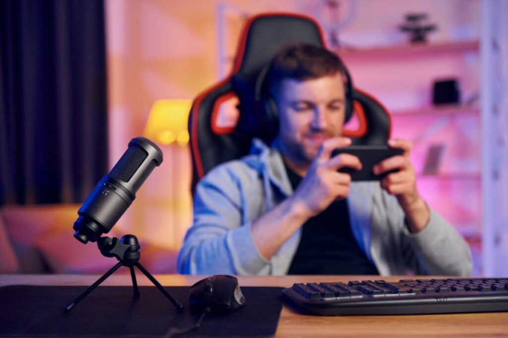 Gamer próximo de microfone fixo de mesa.