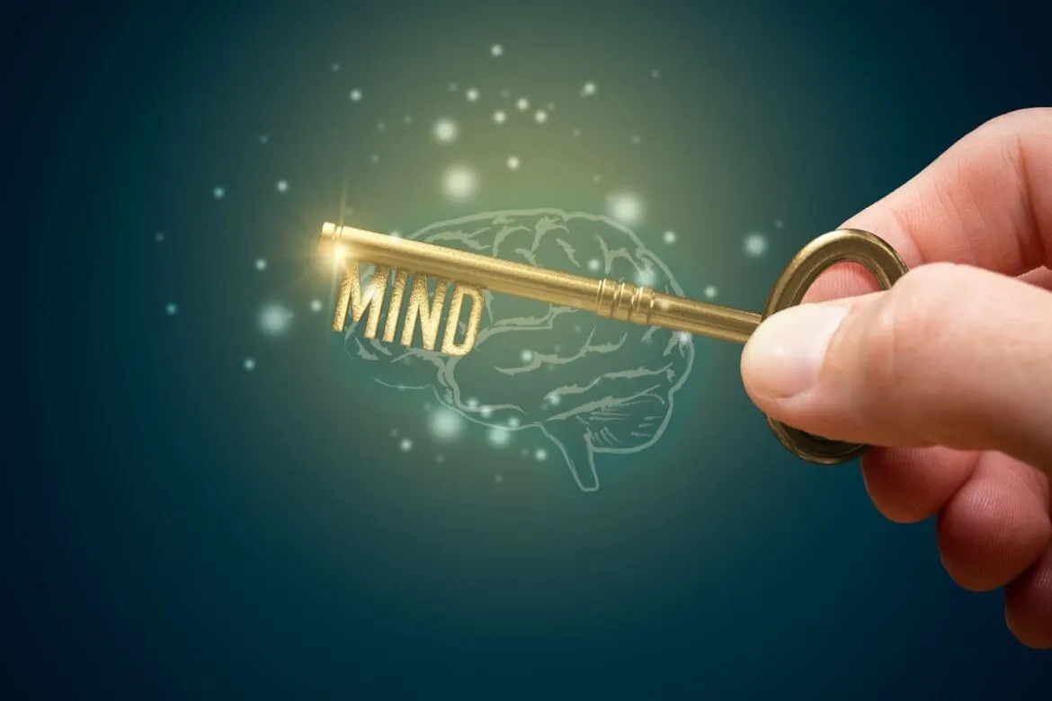 Mão segurando uma chave ao lado do desenho de um cérebro representando o neuromarketing.