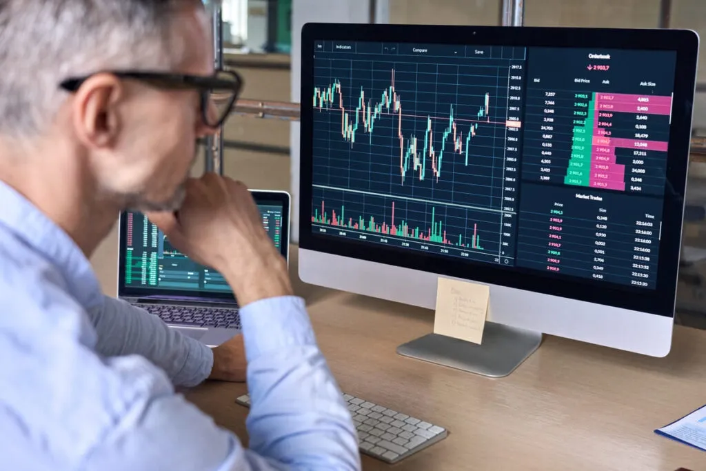 Investidor pesquisando sobre investimentos LCI e LCA em um computador.