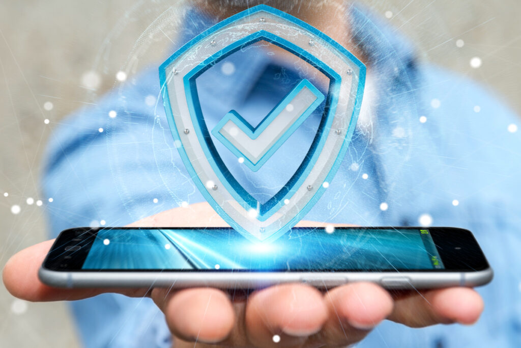 pessoa segurando o celular com o símbolo de verificação de segurança do sistema operacional GrapheneOS
