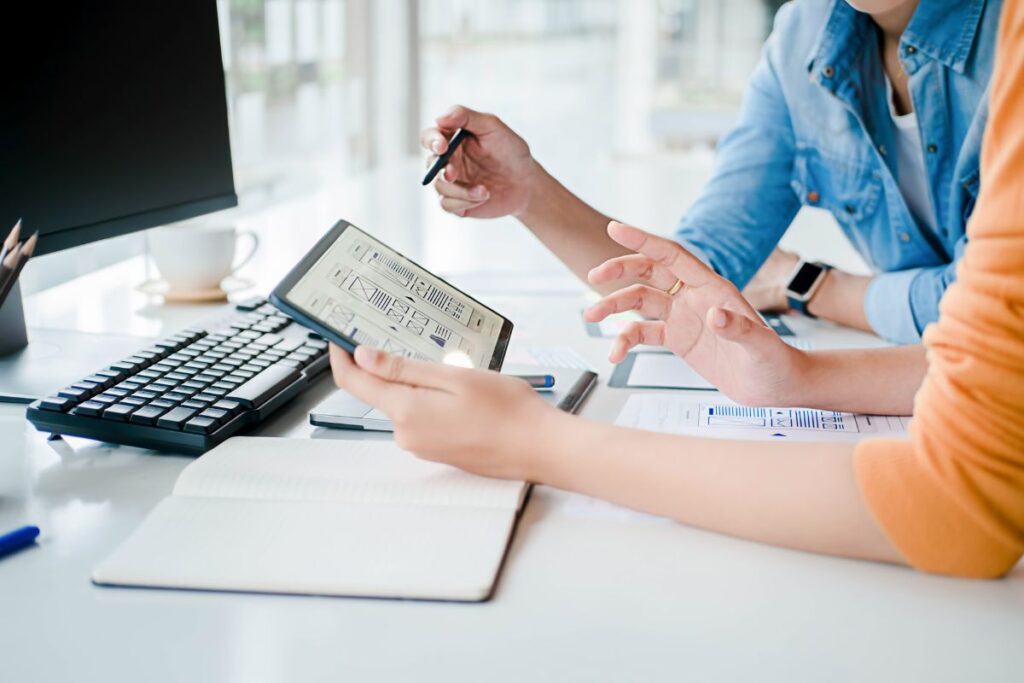 Homem e mulher analisando os dados do site através do Semrush.