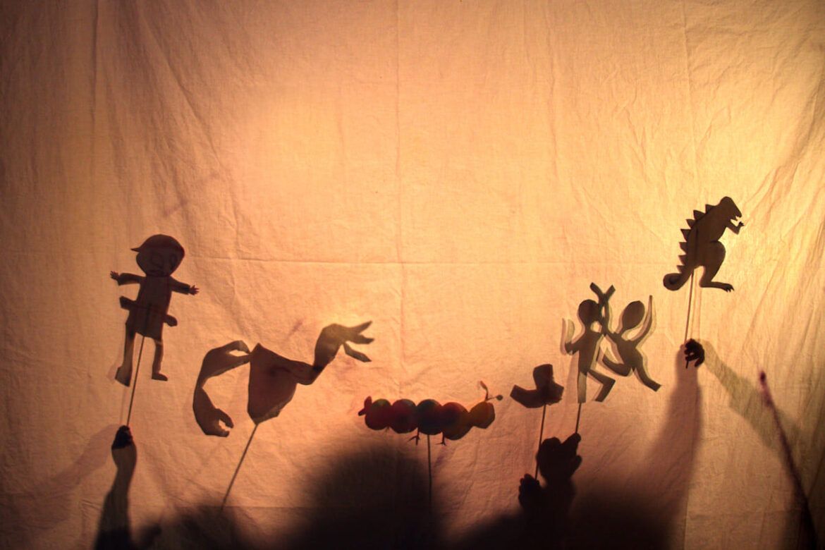 Sombras de personagens representando Storytelling.