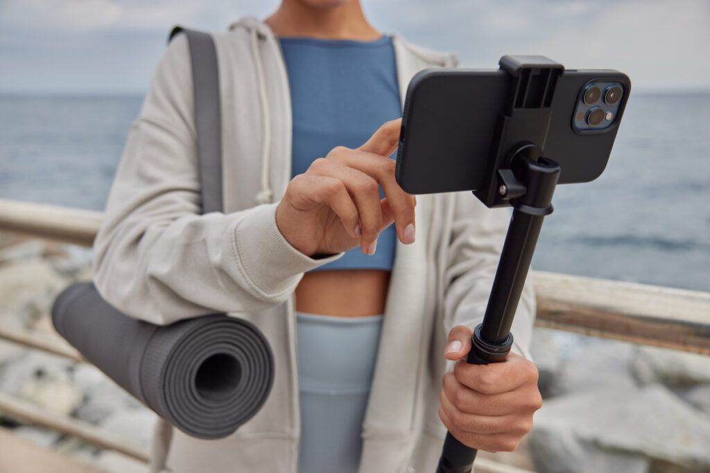 mulher ajustando o celular para gravar vídeo em time-lapse