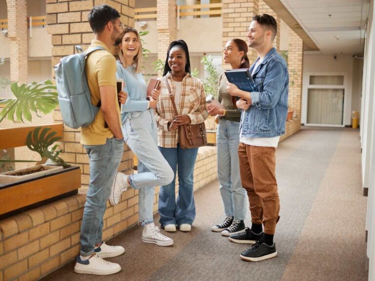 Grupo de estudantes conversando sobre tipos de intercâmbio.
