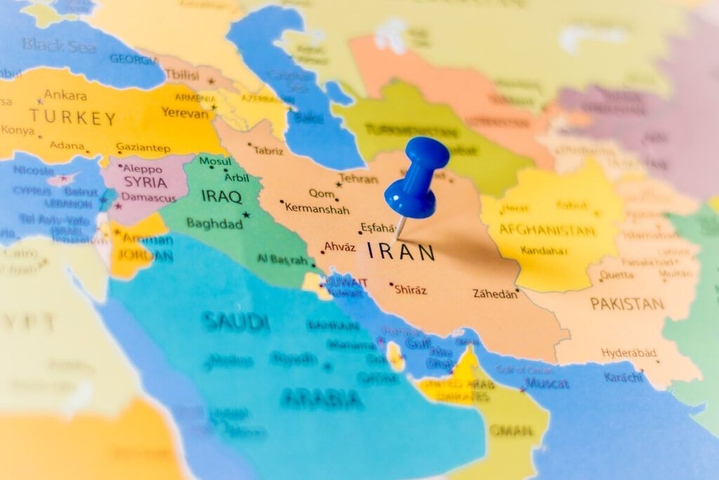 Imagem de um mapa com um pin colocado sobre o Irã