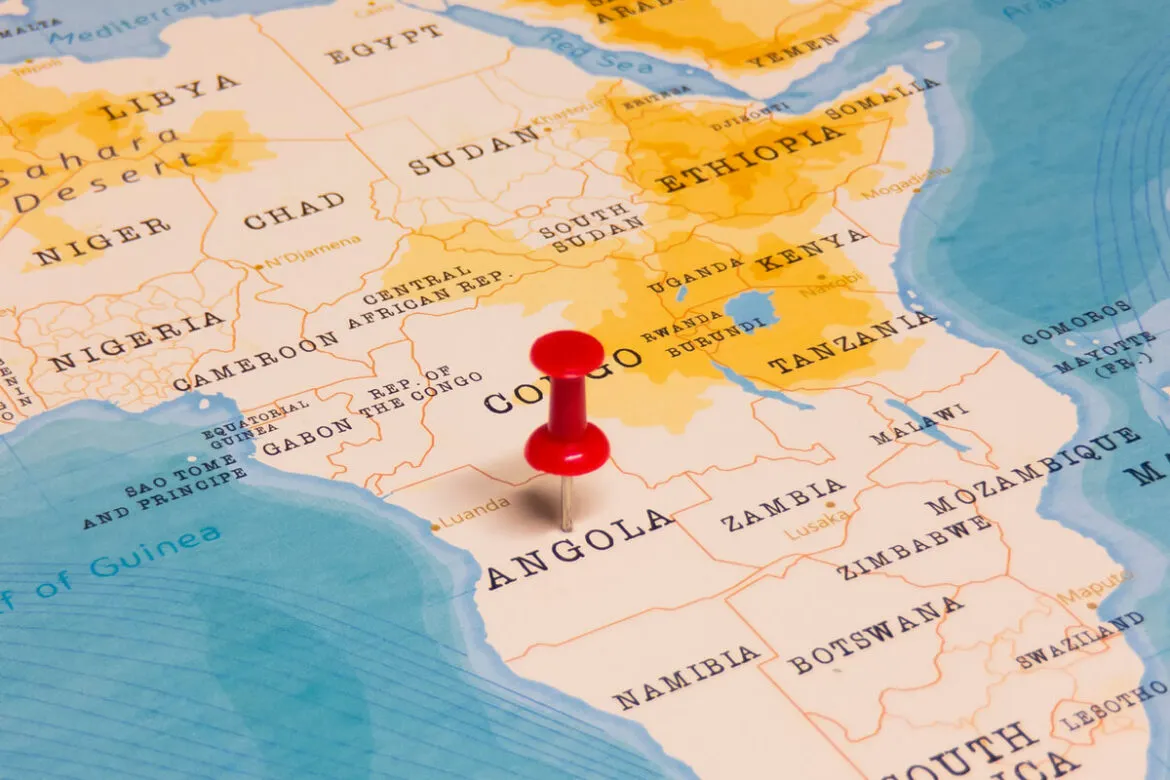 Um mapa com um pin colocado sobre Angola