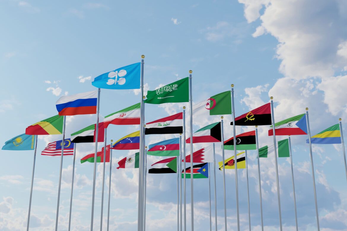 Foto de bandeiras de diferentes países que fazem parte da OPEC do BRICS