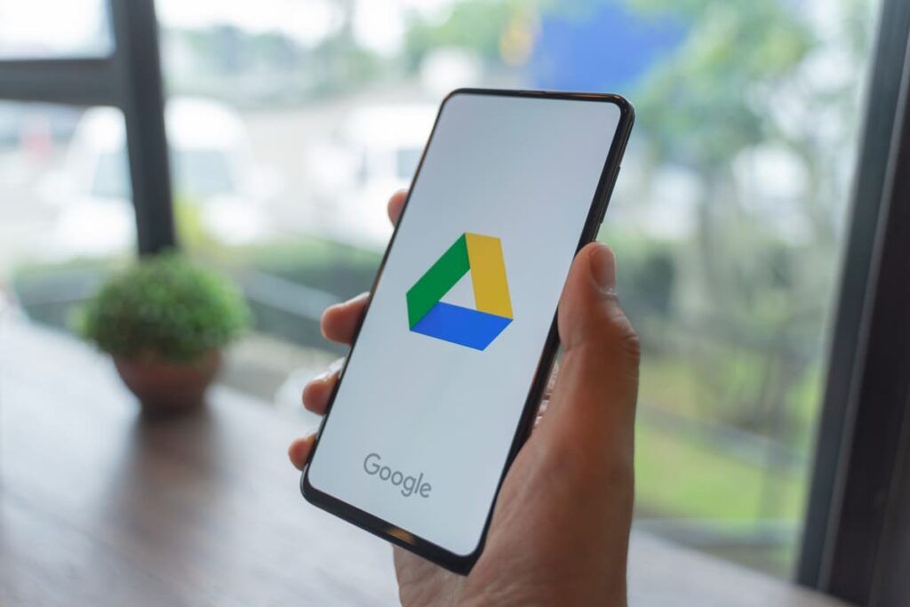 Logotipo do Google Drive, serviço de armazenamento em nuvem do Google, na tela do celular