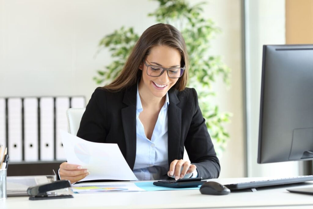 Mulher calculando o market share da empresa