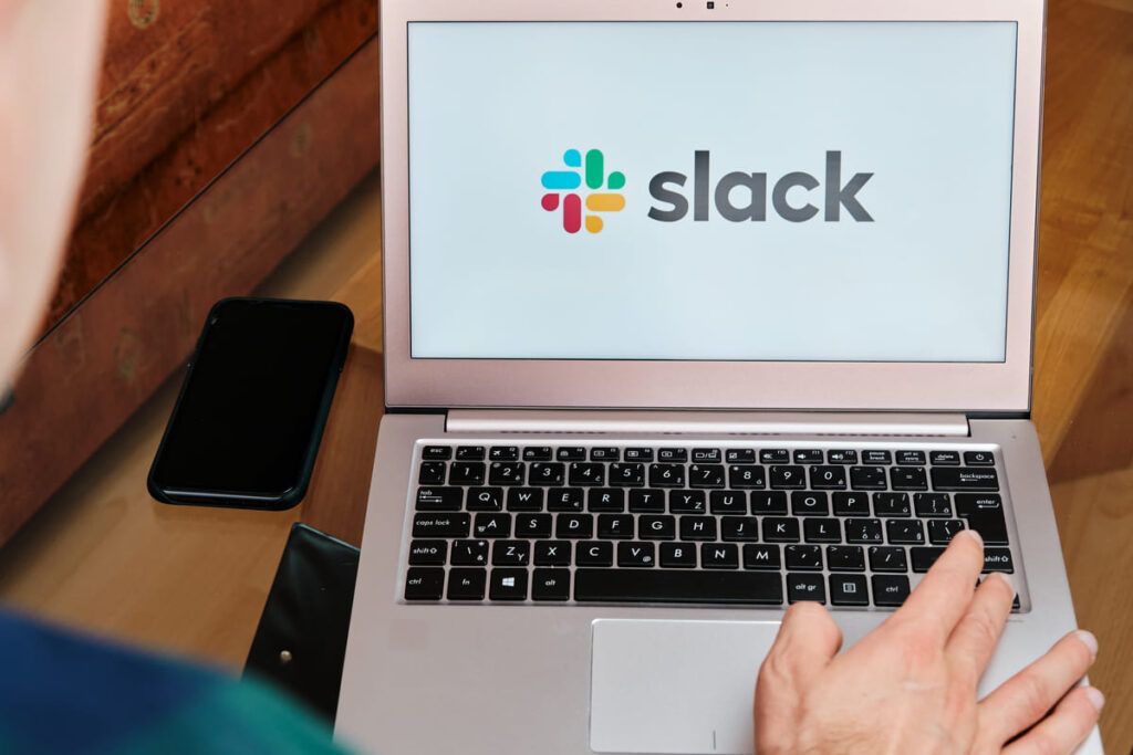 Imagem mostra homem aprendendo a como acessar o Slack