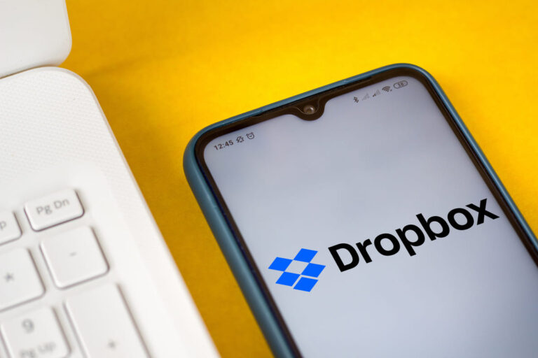 Logo do Dropbox aberto na tela de um celular.