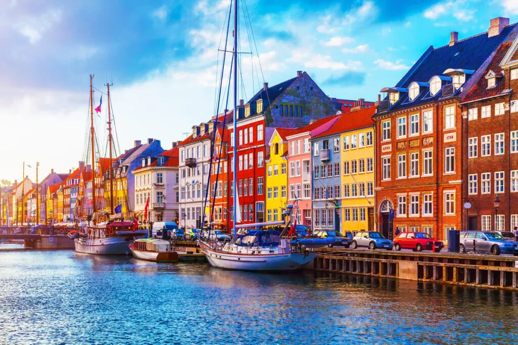Foto de uma cidade para mostrar a educação na Dinamarca