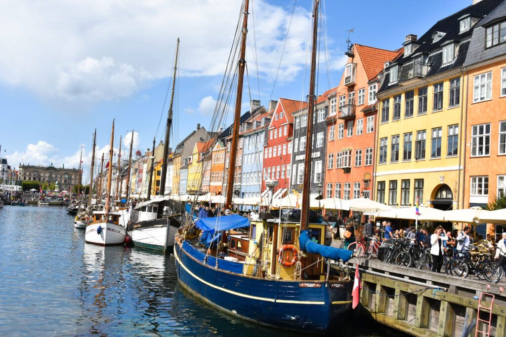Foto de uma cidade para mostrar o IDH da Dinamarca