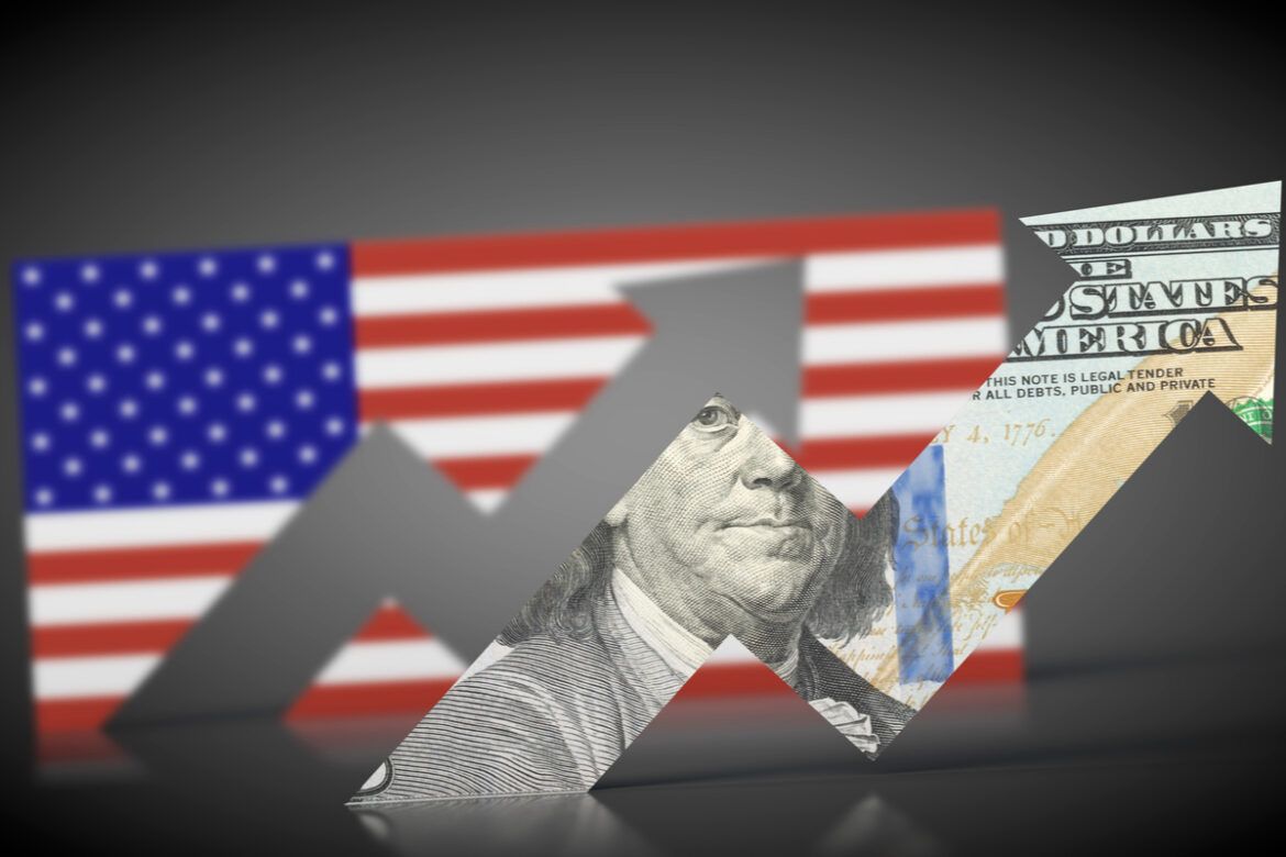 Imagem da bandeira dos EUA sobreposta por uma seta que indica crescimento estampada com uma nota de dólar