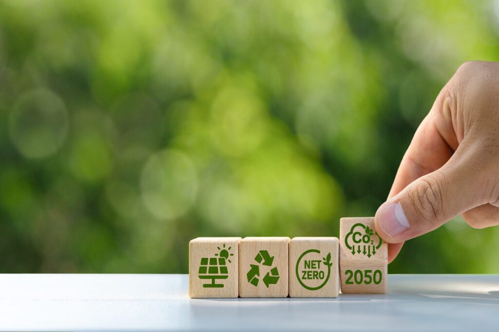 Pessoa movimentando peça com o logo de CO2 e ano 2050.