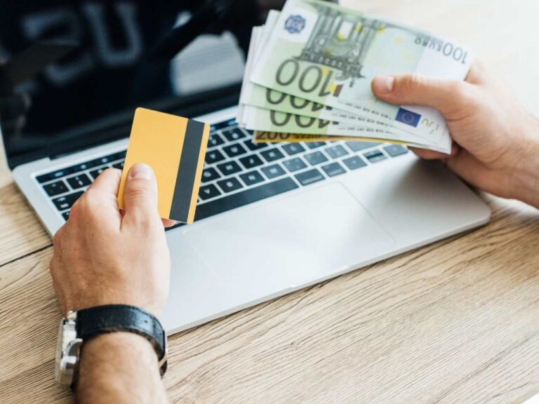 Homem que sabe onde comprar euro barato online.