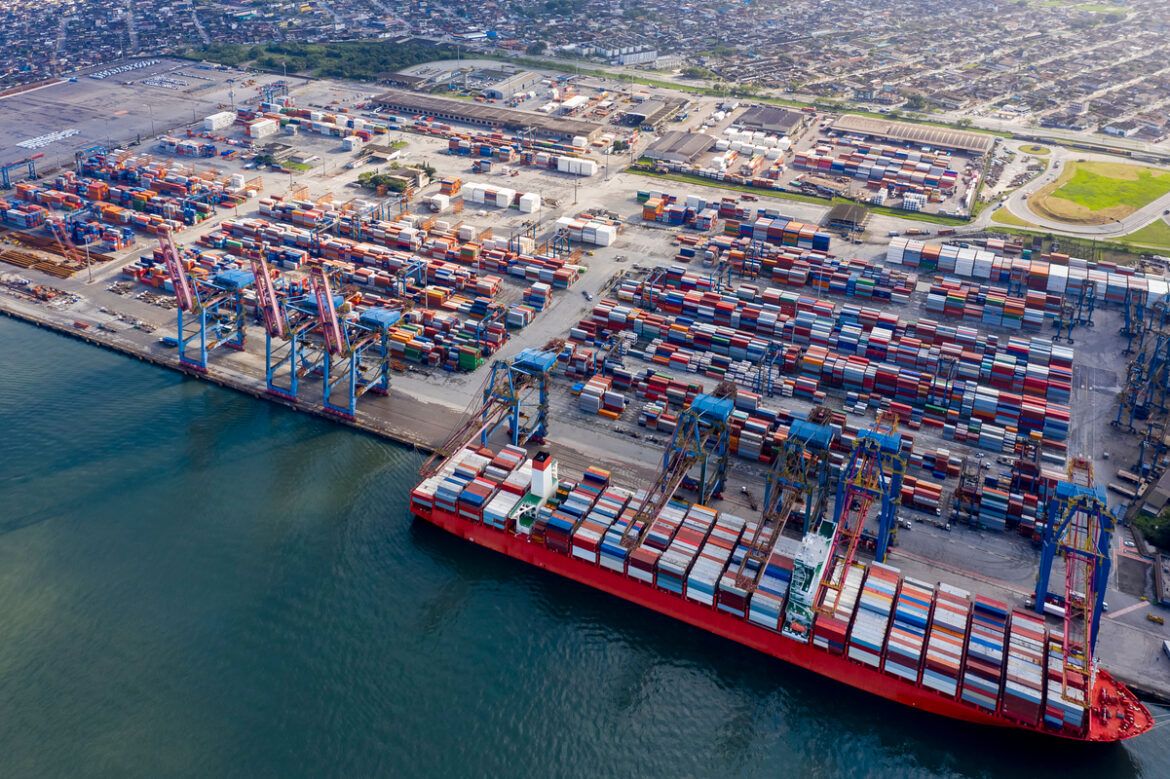 Imagem aérea de um porto representando a privatização do Porto de Santos.