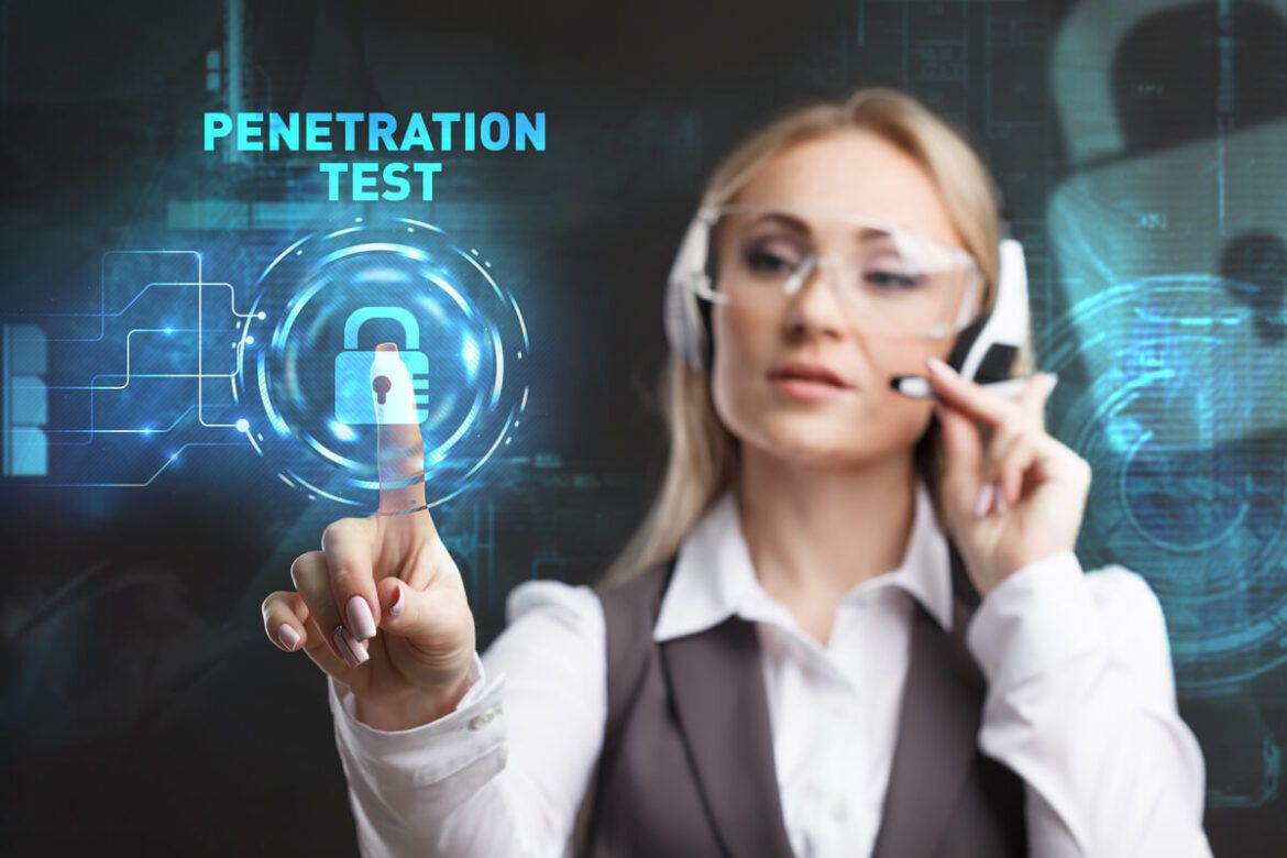 mulher com fones de ouvido atrás de um holograma com símbolo de cadeado escrito Penetration test