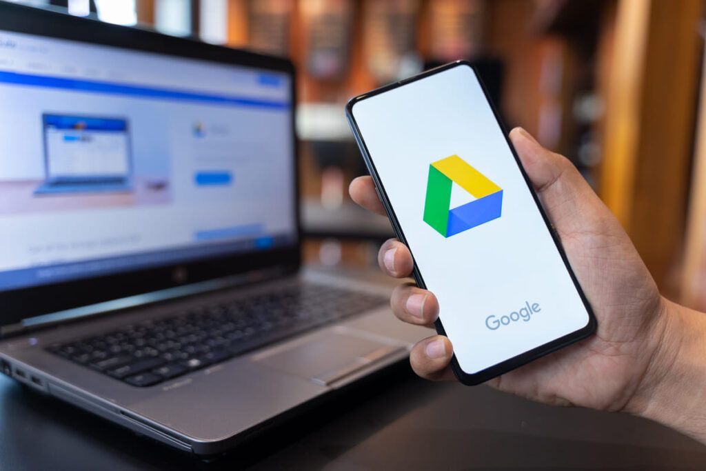 Celular com logotipo do Google Drive na tela