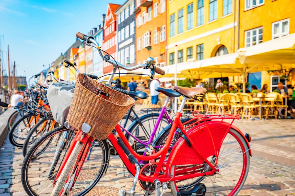 Bicicletas estacionadas para ilustra quanto custa viver na Dinamarca
