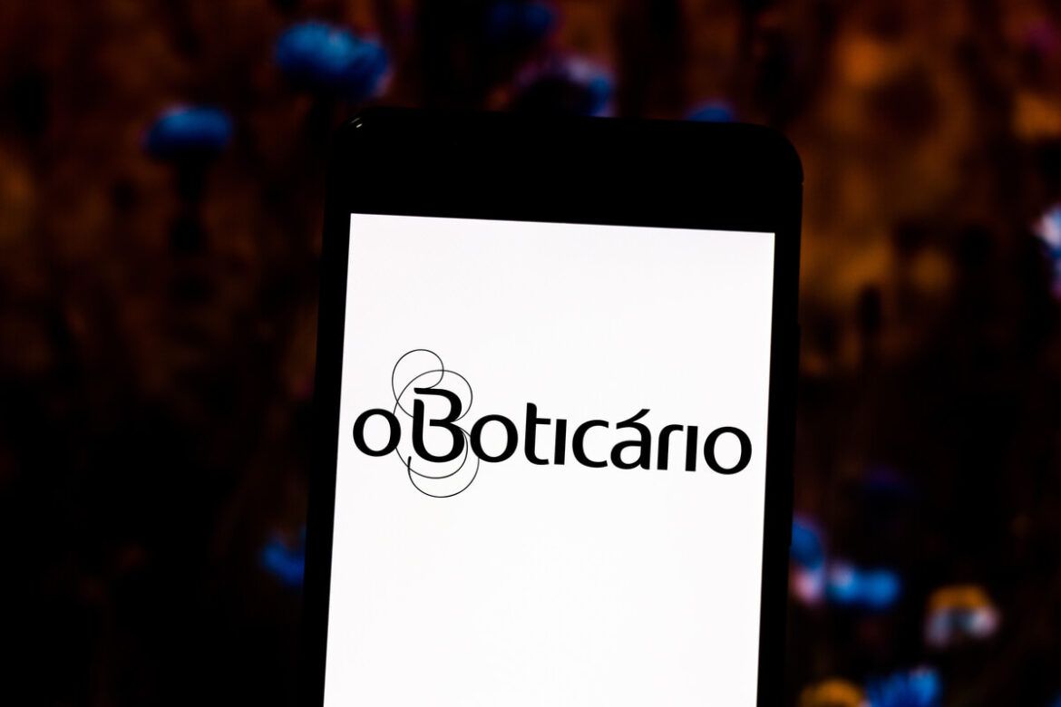 Celular com o logotipo de O Boticário na tela