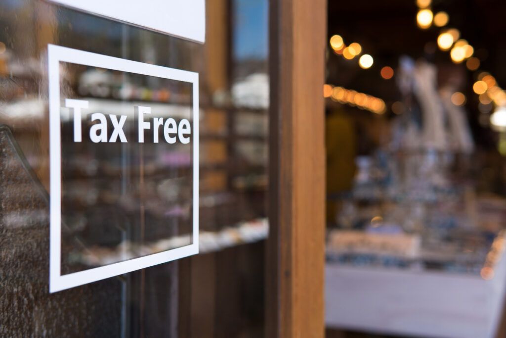 Foto de uma porta de vibro com uma adesivo escrito "Tax free"