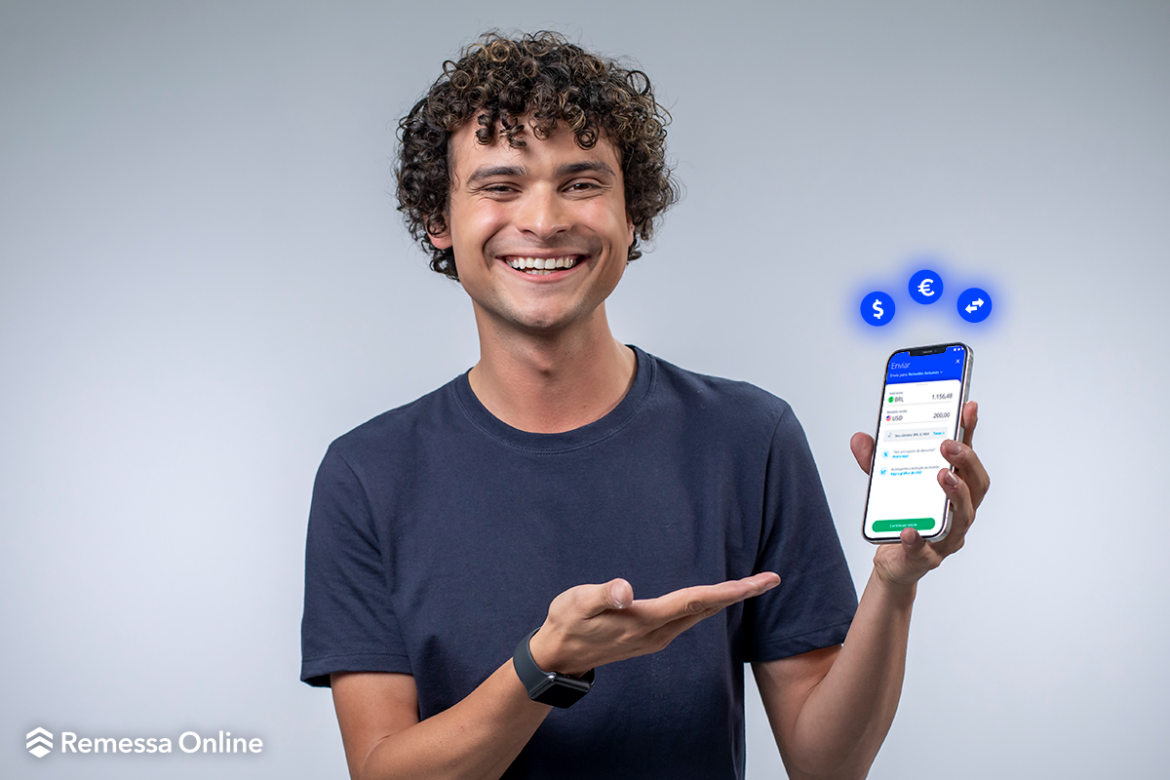 O influenciador Max Petterson segura um celular com o app da Remessa aberto na tela
