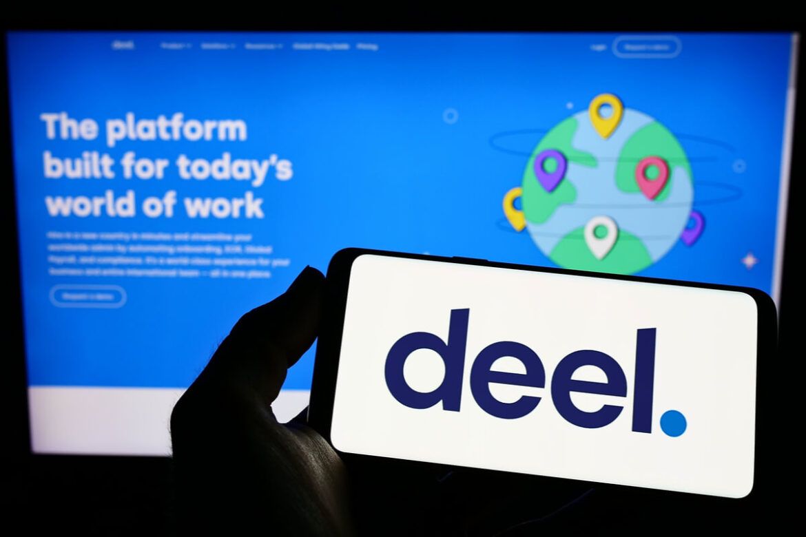 Imagem de um smartfone com o logo do Deel na tela e ao fundo imagem do site da empresa