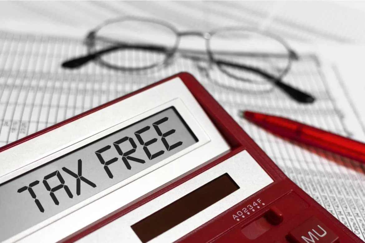 Foto de uma calculadora vermelha com "Tax free" escrito no visor