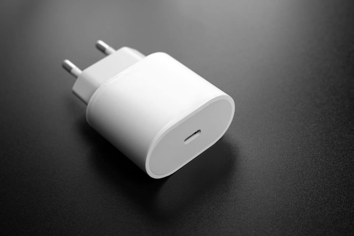 Carregador da Apple, que foi condenada por não oferecer o acessório.