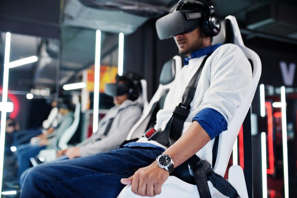 Homem usando óculos de realidade virtual durante evento.