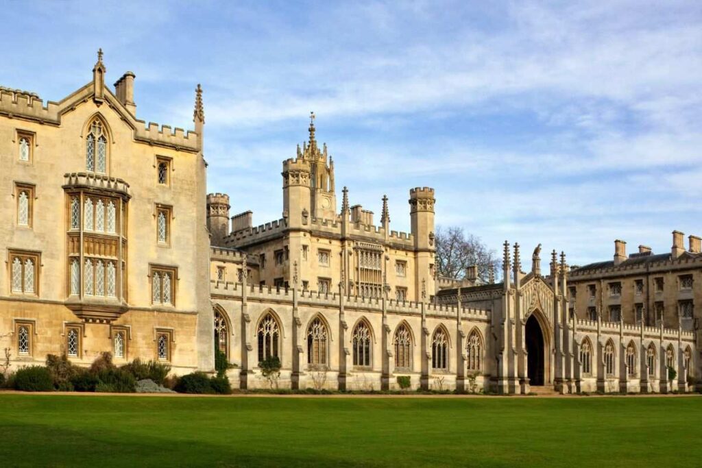 Fachada do prédio da Universidade de Cambridge, Inglaterra.