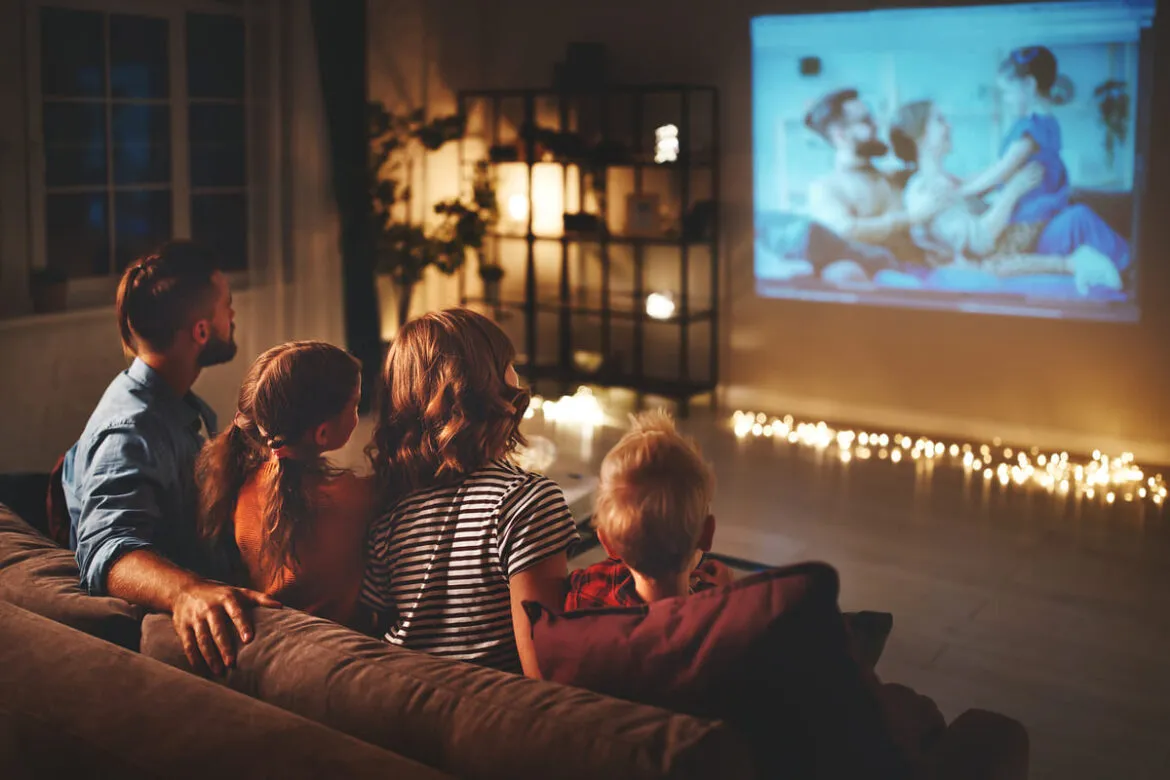 Família assistindo filmes para aprender inglês