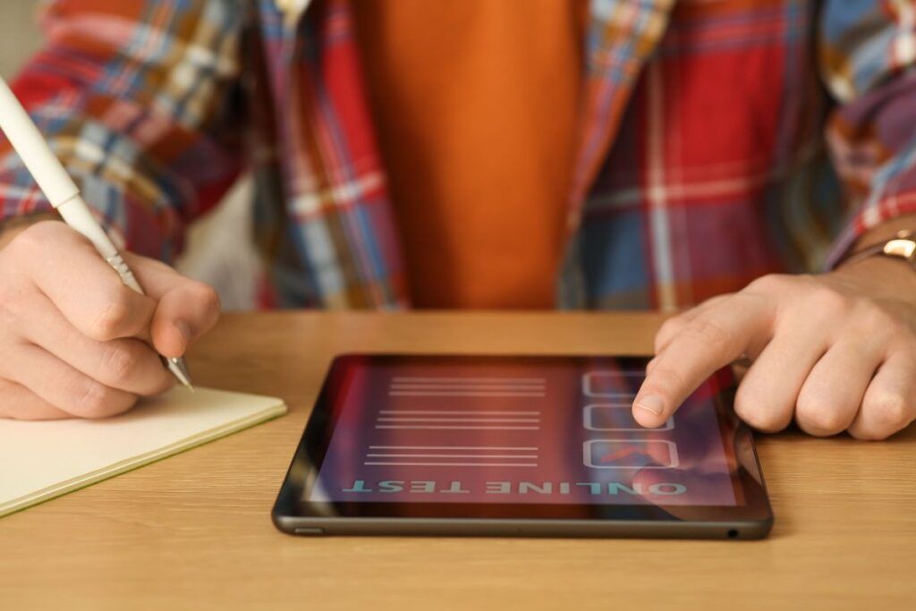 Jovem acessando o aplicativo da Finclass no tablet.