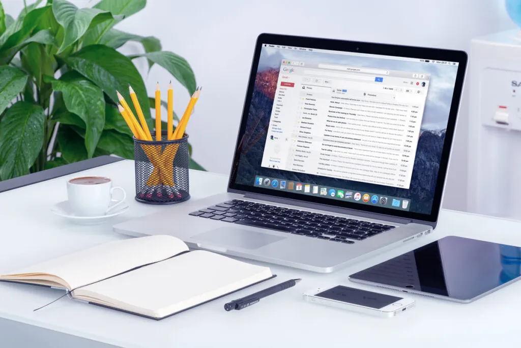 Notebook com o gmail aberto na tela para mostrar as principais ferramentas