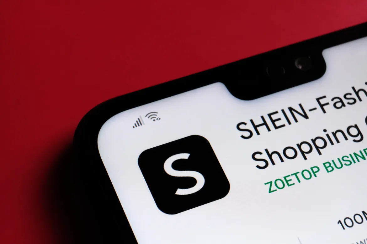 Foto de um celular com a tela do app Shein aberto