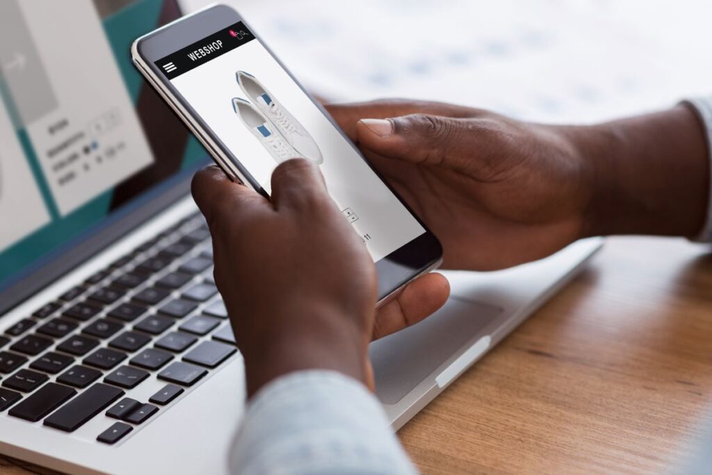 Pessoa pesquisando como fazer dropshipping online.