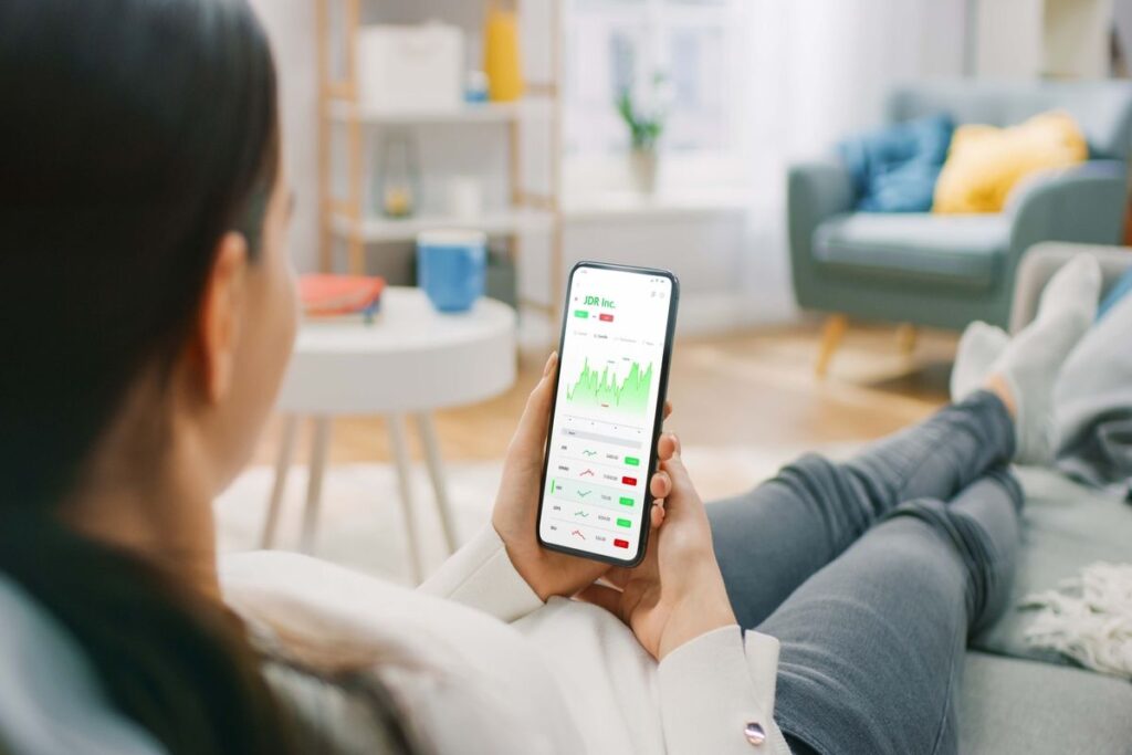 Investidora acessando o site do Status Invest e consultando sua carteira de investimentos.
