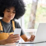 Mulher pesquisando no celular sobre dropshipping Shopee.