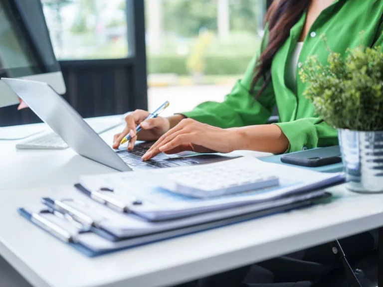 Mulher calculando impostos de exportação para o Mercosul.