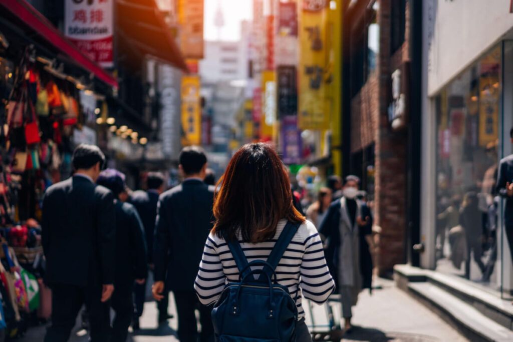 Mulher andando nas ruas da Coreia do Sul