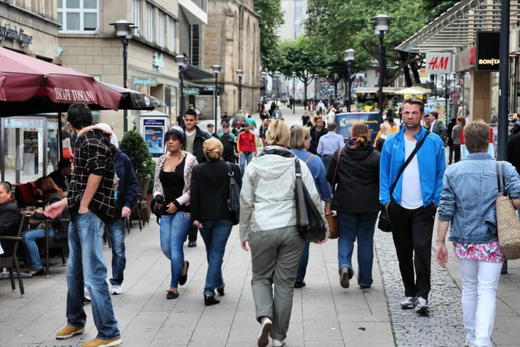 Pessoas andando em uma cidade da Alemanha