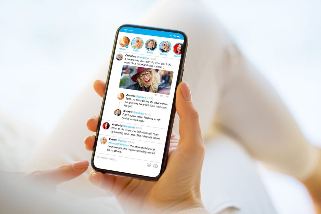 Mulher visualizando a timeline do seu perfil no Mastodon.