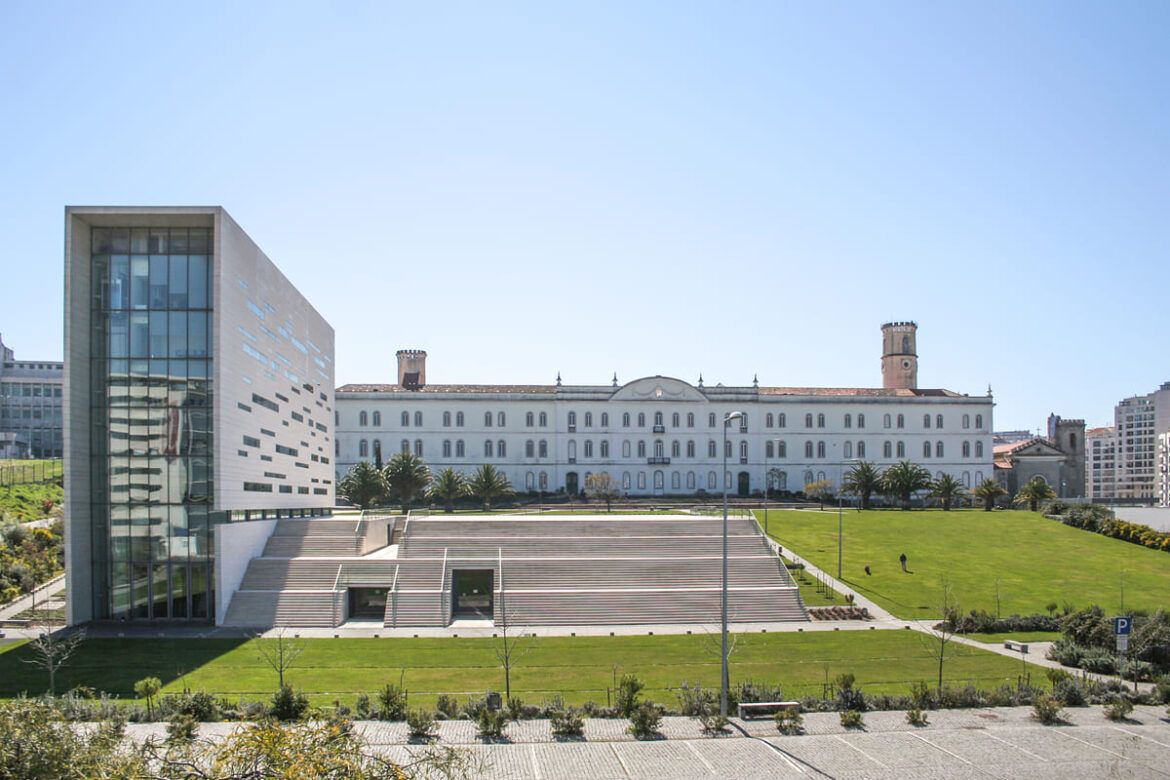 Foto da fachada da Universidade NOVA de Lisboa, em Portugal.