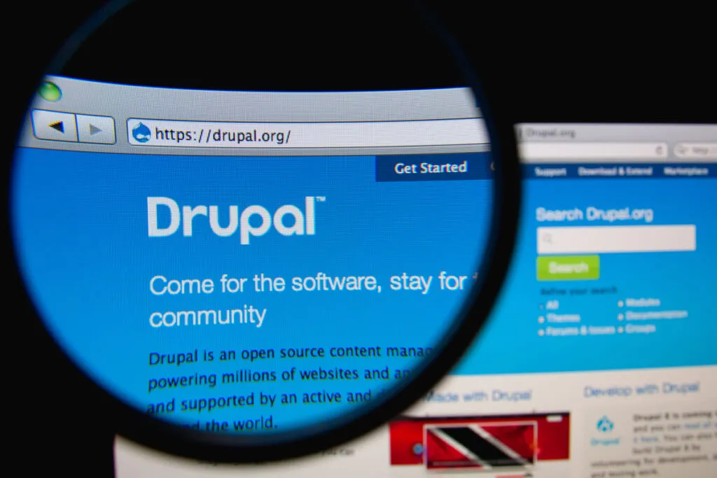 Lupa em tela da página inicial do Drupal pra falar das suas vantagens e desvantagens