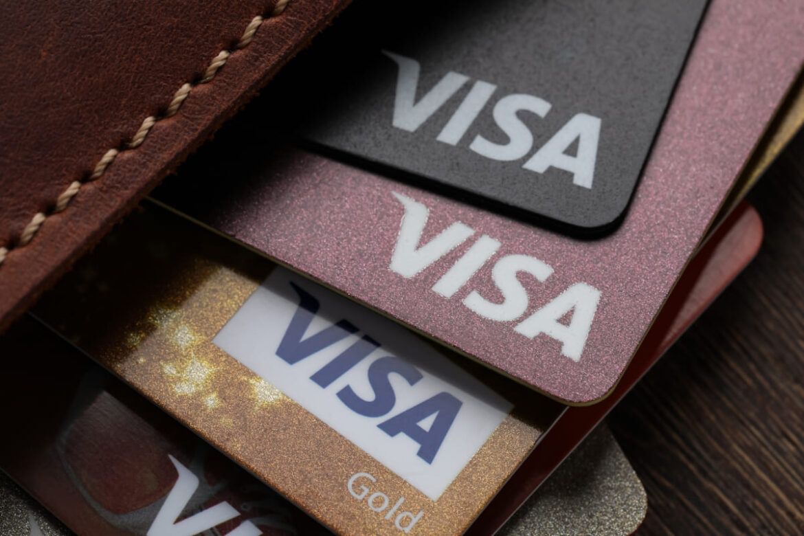 Foto de vários cartões de crédito para falar se o Visa Travel Money vale a pena.