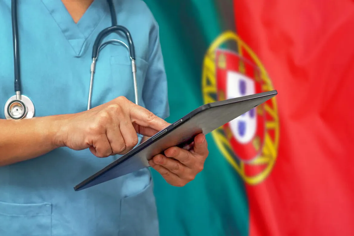 Médica pesquisando sobre como tirar visto de trabalho para Portugal.